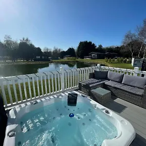 Lodge Lakeside Retreat With Hot Tub