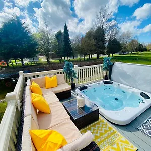 Lodge Lakeshore With Hot Tub