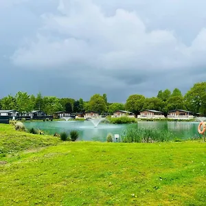 Lodge Waterside Retreat With Hot Tub